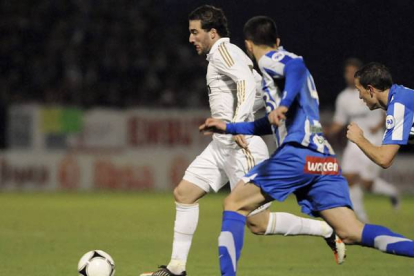Gonzalo Higuaín conduce el balón ante la presencia de un rival de la Ponferradina | Efe