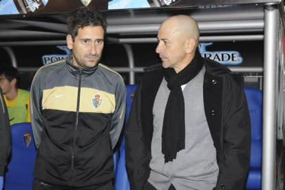 Claudio Barragán conversa con el delegado del club, Antonio Blanco, antes de comenzar el partido | Efe.