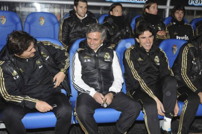 José Mourinho, en el banquillo junto a su segundo, Aitor Karanka | Efe.