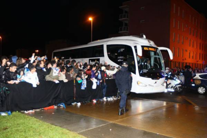 La llegada del autocar madridista fue recibida con entusiamo por el público | Norberto