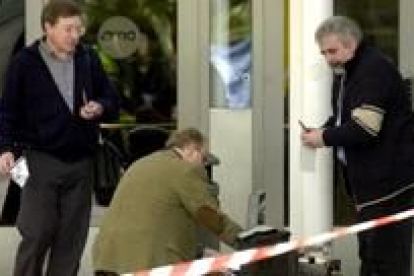 La policía científica examina el lugar del atraco y el asesinato ayer en Tarrasa
