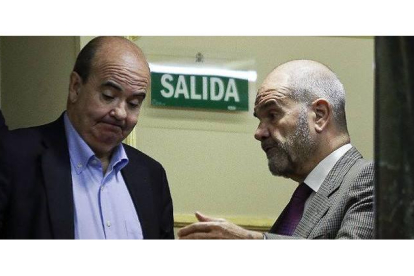 Los diputados socialistas Manuel Chaves y Gaspar Zarrías conversan, el pasado 18 de junio, durante el pleno del Congreso.