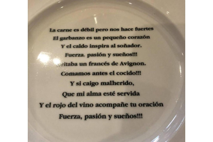 Un plato con mensaje en el que se sirve el cocido maragato en Casa Coscolo, en Castrillo de los Polvazares