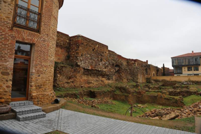 Parte trasera del edificio que cobija el centro de interpretación del León Romano.