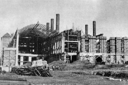 La central térmica de Compostilla I, en plena construcción el 8 de marzo de 1948. Más de dos mil obreros ayudaron a levantar un edificio que hoy vuelve a estar en obras para albergar el Museo de la Energía.