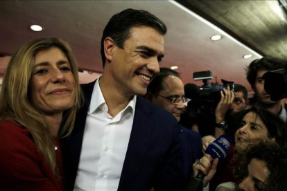 El líder y candidato del PSOE, junto a su mujer Begoña Gómez, al conocer los resultados en la sede del partido.