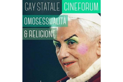 La octavilla publicitaria del Cineforum sobre homosexualidad y religión donde se ha maquillado la cara del antiguo papa de Roma, Benedicto XVI.