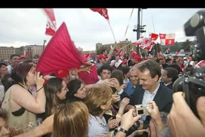 José Luis Rodriguez Zapatero, candidato del PSOE al Gobierno, abrió su campaña electoral en León, donde fue arropado por todos sus paisanos en un mitin multitudinario.