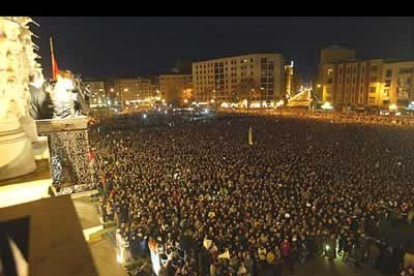 Cerca de 100.000 personas salieron a la calle en León tras a los terribles atentados del 11-M en Madrid, que costaron la vida a 191 personas. Fue la manifestación más multitudinaria que ha visto León.