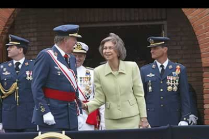 Dos meses más tarde, la reina regresó a León, esta vez en compañía del Rey don Juan Carlos, para presidir la entrega de despachos de la Academia Básica del Aire de León.