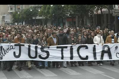 León salió a la calle para exigir justicia por el asesinato de dos policías leonesas, Silvia Nogaledo, de 28 años, y Aurora Rodríguez, de 23, brutalmente acuchilladas en su piso de la Rambla de la Marina de L'Hospitalet el pasado día 5.