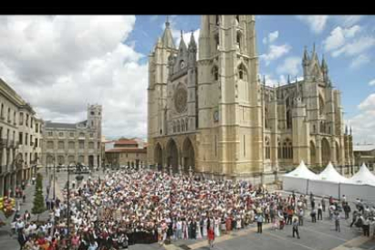 Los leoneses se fotografñiaron frente a la Catedral para reivindicar la declaración de las vidrieras del templo Patrimonio de la Humanidad para así conseguir la protección de la Unesco.