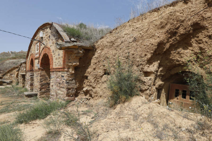 Imágenes de las cuevas de San Adrián del Valle, una localidad que se ha hecho famosa por el perfil arquitectónico que le aportan sus bodegas artesanales. Muchas de ellas fueron construidas a mano por los propietarios de las tierras y comenzaron a excavars