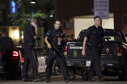 Agentes de la policía de Dallas en el escenario del tiroteo. RALPH LAUER