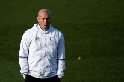 Zinedine Zidane, durante el entrenamiento del Madrid de este viernes en Valdebebas.