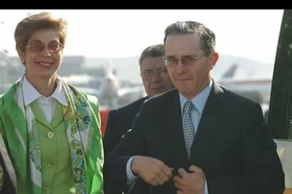 El presidente de Colombia, Alvaro Uribe, acompañado de la ministra de Relaciones Exteriores, Carolina Barco, a su llegada hoy al aeropuerto de Barajas.
