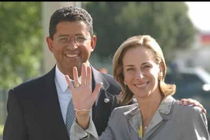 El presidente de El Salvador, Francisco Flores y su esposa, Lourdes de Flores, también acudirán al enlace.