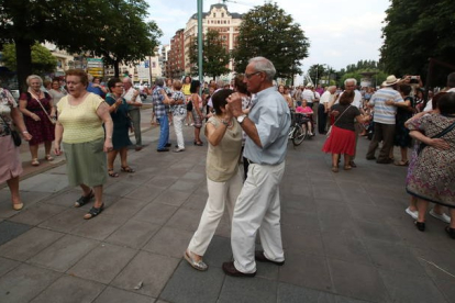 Imagen de archivo de uno de los bailes organizados en el paseo de la Condesa. RAMIRO