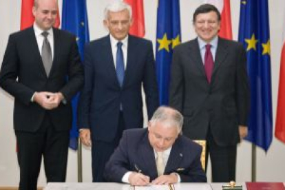 Momento de la firma del Tratado de Lisboa por el presidente polaco, Lech Kaczynski.