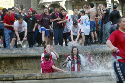 Celebración en la fuente de Santo Domingo.