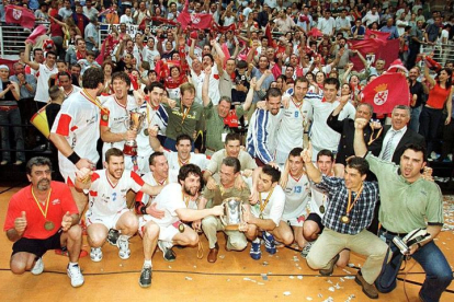 Toda la plantilla del Ademar 2001-2002 posa con la Copa del Rey.
