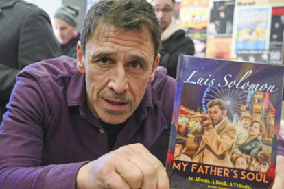 Un libro, un álbum, un tributo es la idea de Luis Núñez, de Solomones, como forma de homenajear a su padre. JAVER CASARES