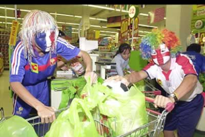 Entre tanto disfraz, uno piensa que debe ser verdad eso de que el fútbol vuelve loco. Porque si no... ¿a quien se le ocurre ir con esta pinta a hacer la compra?