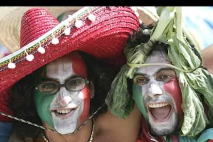 Y cuando no tienen un trapo a mano del color de su equipo.... agarran unas lechugas. Esperemos que en el próximo partido de España nadie se disfrace con tomates y limones, ¡es lo que nos faltaba!