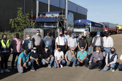 Participantes en el evento de camiones clásicos, que reúne en León a vehículos hasta con más de medio siglo de vida. RAMIRO