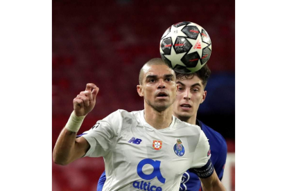 Pepe defiende un balón durante el partido. JULIO MUÑOZ
