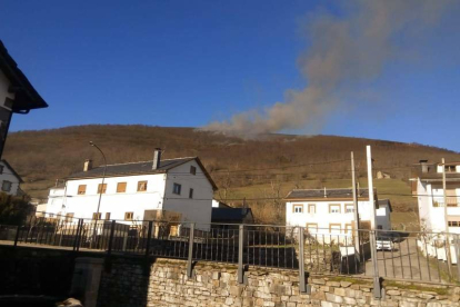 Imagen del incendio en el monte de Caboalles de Arriba.