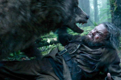 En la escena más espectacular de ‘El renacido’, el trampero Hugh Glass (Leonardo DiCaprio) es atacado por una osa. regency