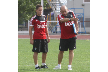 Borreguero y Claudio señalan el camino a seguir por parte del equipo.