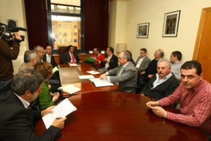 José Luis Ramón (al fondo) recibió en su despacho al Consejo Económico y Social.