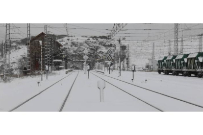 Vías del tren cubiertas de nieve. DL
