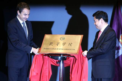 El presidente del Gobierno, José Luis Rodríguez Zapatero, descubre la placa del Instituto Confucio de León junto al vice-ministro de Educación de la República Popular China, Di Zhanyuan