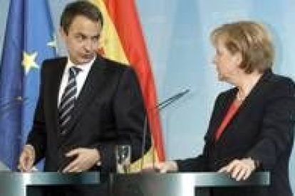Zapatero se dirige a Merkel en la rueda de prensa conjunta ante los periodistas tras su encuentro