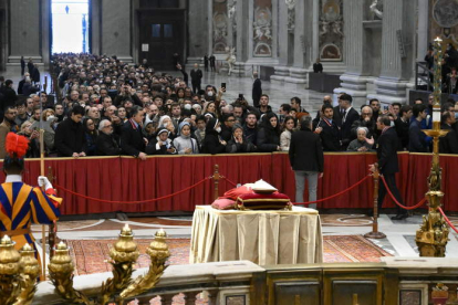 Colas de fieles ayer en la basílica de San Pedro para despedir al papa emérito. VATICAN MEDIA