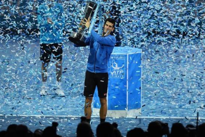 Djokovic recibe el trofeo de maestros rodeado de confeti.