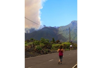 Humo desde la carretera en la zona del incendio. LUIS G. MORERA