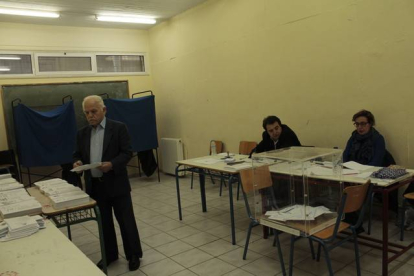 Un ciudadano Griego a punto de ejercer su derecho a voto en un colegio electoral de Atenas.