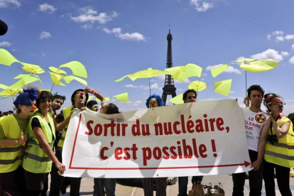 Fotografía de archivo tomada el 25 de junio de 2011 que muestra a activistas de Campaña Internacional para Abolición Armas Nucleares (ICAN) durante una protesta en Place de Droits de L'Homme en París.
