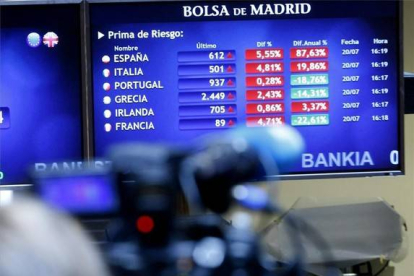 Un monitor de la Bolsa de Madrid, poco antes del cierre de la sesión de este viernes.