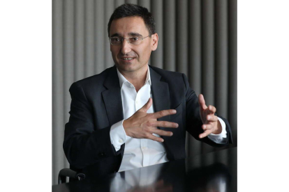 Óscar Vélez de Mendizábal dirige la factoría de transformación empresarial de BBVA España. BBVA