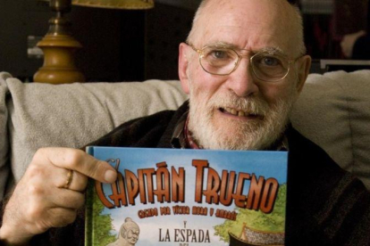 Víctor Mora con un ejemplar de 'El Capitán Trueno', en su casa en el 2012.