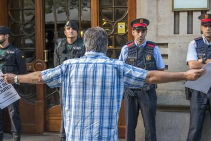 Guardias civiles y mossos en la Conselleria dEconomia, el 20 de septiembre.