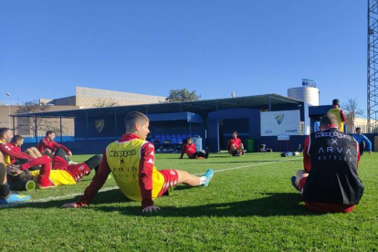 La Cultural se ejercitó ayer en Málaga antes de viajar a Ceuta para jugar hoy su partido de Liga. CYDL