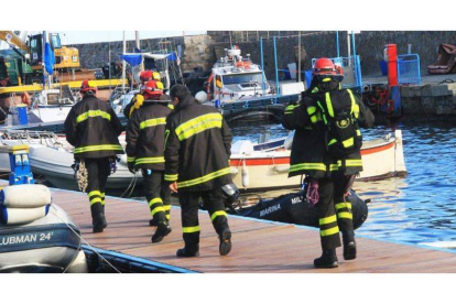 Los bomberos trabajan en las tareas de recuperación en el crucero "Costa Concordia".