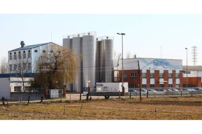 Vista de la fábrica de Lactiber en Trobajo del Camino, donde se hacen los productos lácteos para Mercadona.