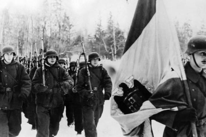 Integrantes de la División Azul, con el uniforme alemán de la 250 División de Infantería, desfila tras la bandera de la España de Franco camino de Leningrado.